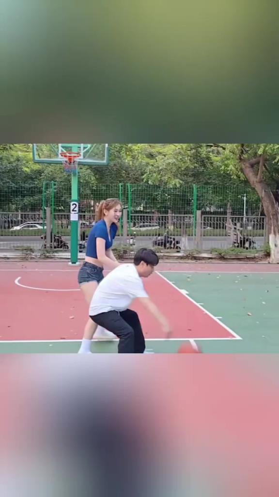 集夢會長背打一米8的女生，這是真打球啊！