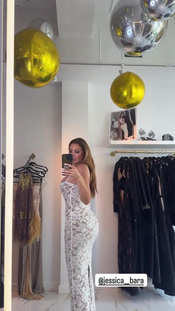 徐娘半老！皮蓬前妻穿吊帶裙自拍，這身材也太炸裂了！