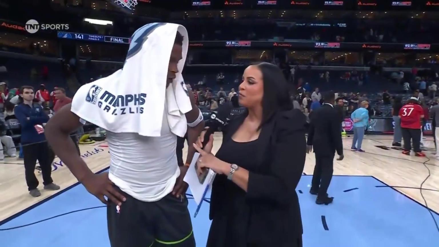 華子賽后接受一位豐滿女記者的采訪！