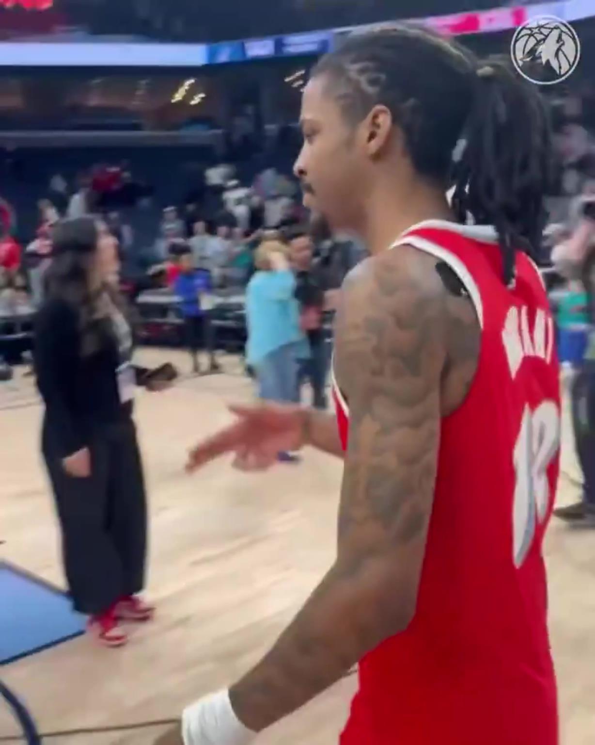 笑死！莫蘭特賽后與華子握手，竟然也是比出“手槍”的手勢