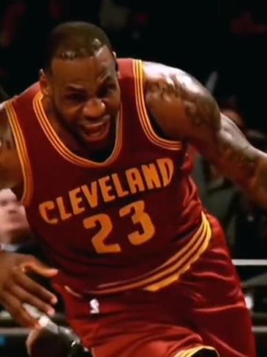 老詹這恐怖的大體格，完美詮釋什么叫“人型坦克”！