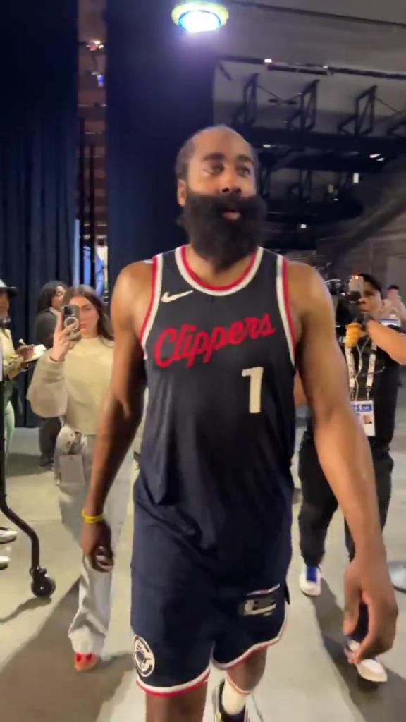 爆砍39分！哈登賽后走入球員通道氣喘吁吁：今天是場艱苦的戰(zhàn)斗