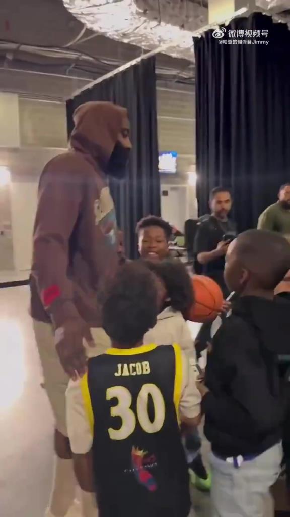 哈登賽后對(duì)小朋友：聽(tīng)你們家長(zhǎng)的話，總有一天你們也會(huì)打進(jìn)NBA