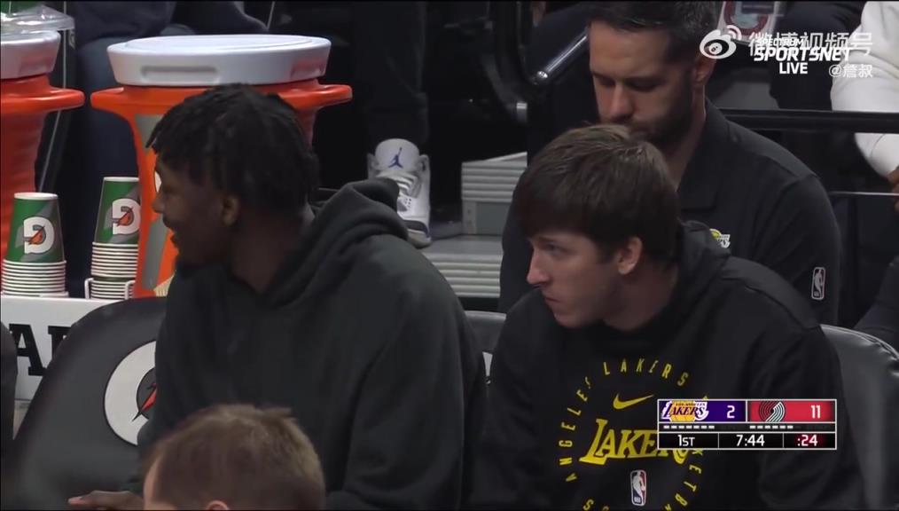 鎖定西部第三愜意得很！里夫斯輪休在板凳席上吃東西被抓拍到了