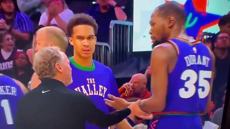 下課導(dǎo)火索？主帥布登此前抓住KD手臂要說(shuō)什么，被一把甩開(kāi)！