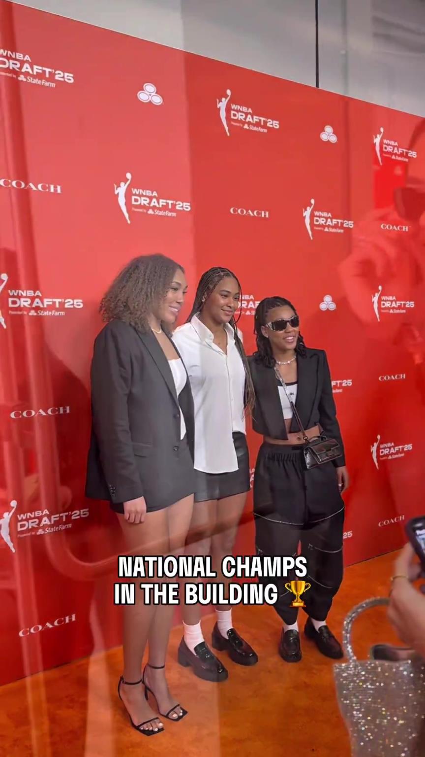 吧友們有喜歡的嗎？WNBA選秀大會(huì)上，到處都有靚麗的風(fēng)景線